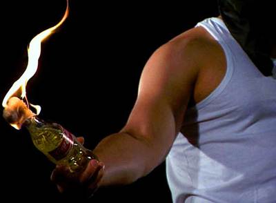 Fotograma de 'Fire' (2005). Annika Larsson se recrea en la fascinación  que suscita la violencia