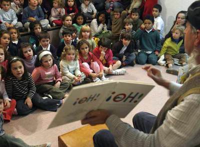 Federico Martín Nebras cuenta una historia en la Biblioteca La Central, dentro del programa  Un Madrid de cuento. 