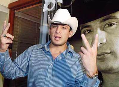 Valentín Elizalde,  El Gallo de Oro,  asesinado a tiros en 2006 tras actuar en un palenque de Reynosa (México).