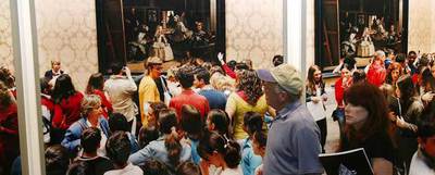 Un visitante de Art Basel Miami observa  Body#3,  de Kurt Kauper.