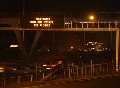 Un panel luminoso informaba ayer de la entrada en vigor del Código Penal para delitos de tráfico.