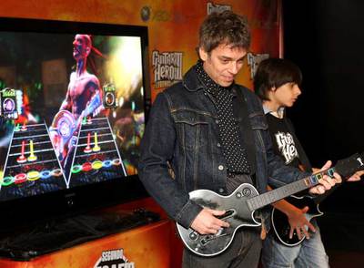 ARIEL ROT, PADRINO DEL DESAFÍO. El pasado martes, el artista argentino Ariel Rot actuó en Madrid como padrino de la final del  Desafío Guitar hero,  que descubre a los mejores jugadores españoles de  Guitar hero 3: Legends of rock.  El ganador fue Eduardo Sánchez, murciano de 15 años, que viajará a Los Ángeles para conocer la sede de la compañía que desarrolla el videojuego, Activision.