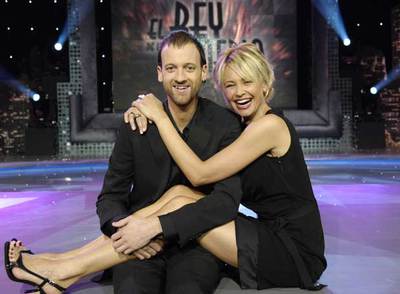 Edu Soto y Esther Arroyo, presentadores de  El rey de la comedia. 