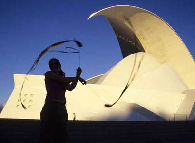 El auditorio de Santa Cruz de Tenerife, proyectado por el arquitecto Santiago Calatrava e inaugurado en septiembre de 2003, es uno de los  iconos urbanos de la ciudad canaria.
