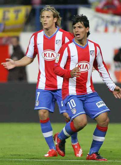 Forlán y Agüero, en el partido ante el Valladolid.