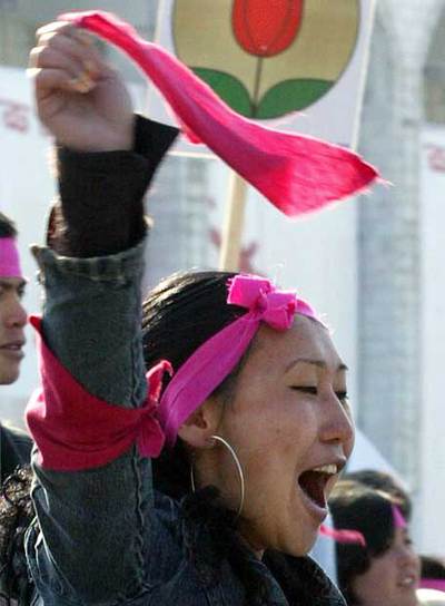 Manifestación en Bishkek en marzo de 2006, en el primer aniversario de la  revolución de los tulipanes. 