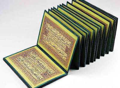 Las 'kit'as son hojas que contienen un verso del Corán o una cita literaria y que reunidas pueden formar un 'murakka' (libro). Cuando éste adopta la forma de un álbum acordeón recibe el nombre de 'Körüklü murakka'.