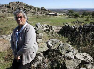 Milagros Montoya, en los restos de la chabola en la que vivió mientras su padre estuvo preso.