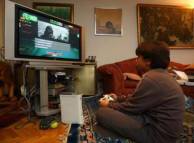 Un niño prueba el videojuego  Imperium Civitas II.  