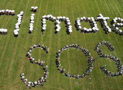 Ecologistas de todo el mundo se manifestaron ayer en distintas ciudades del planeta, desde Manila a Londres pasando por Madrid, en solicitud de medidas urgentes para detener el cambio climático y presionar a los dirigentes mundiales para que se comprometan a reducir las cuotas de emisiones de CO2. En la fotografía, un grupo de activistas de la ciudad de Auckland (Nueva Zelanda) forman con sus cuerpos las palabras  Climate SOS. 