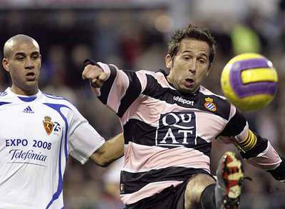 Tamudo se lleva el balón pese a la oposición de Diogo.