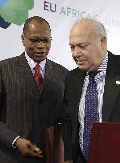 El ministro de Exteriores español, Miguel Ángel Moratinos (derecha) y Mohamed Ibn, presidente de la Comunidad Económica de África occidental.