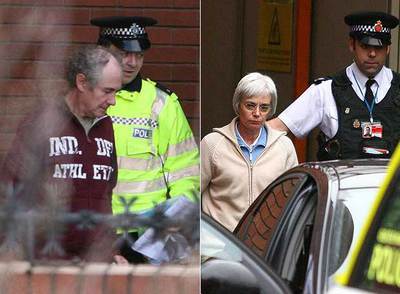 Detención de John Darwin el pasado día 7. A la derecha, su esposa, Anna, a su llegada ayer al aeropuerto de Manchester.