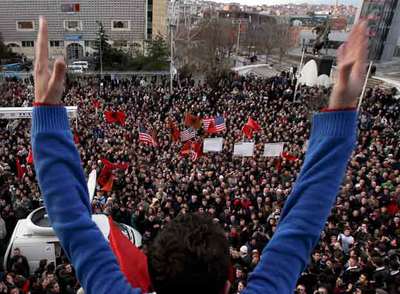 Miles de albaneses se concentraron ayer en Pristina para demandar la independencia de Kosovo.
