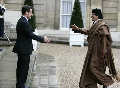 El presidente francés, Nicolas Sarkozy, recibe en el Elíseo al jefe de estado libio, Muammar el Gaddafi.