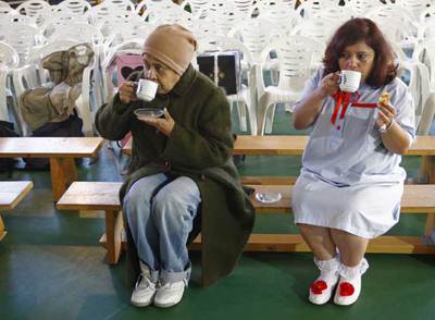 Dos actrices del grupo de teatro de presas Yeses desayunan en el gimnasio del instituto Gregorio Marañón antes de conocer a sus nuevos compañeros de reparto.