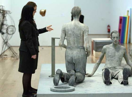 El conjunto escultórico  (Every) War Memorial  (1974-77), del británico John Davies, adquirido por el museo en 2003.