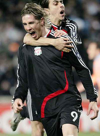 Torres celebra su gol abrazado por Benayoun.