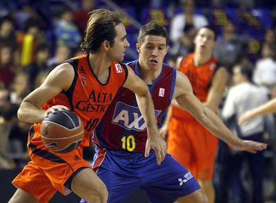 Lakovic defiende a Ferrán López en un partido en el Palau.