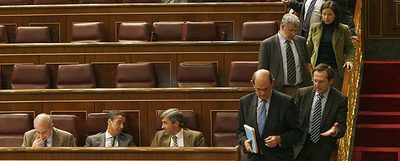 Los diputados del PP Zaplana y Acebes charlan mientras Astarloa se dirige a la tribuna a defender la propuesta del PP. A su lado, el diputado Gonzalo Robles.