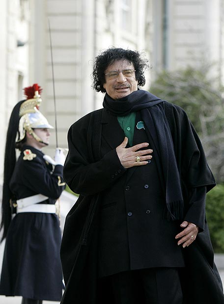 Muammar el Gaddafi, llega ayer a la Asamblea Nacional en París.