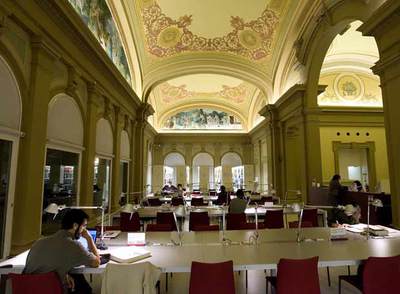 Noche de fiesta en el MNAC, que celebra el centenario de su biblioteca