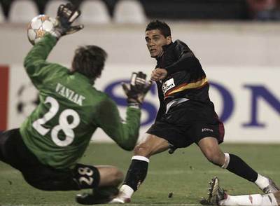 Daniel Alves anota el tercer gol del Sevilla en Praga.