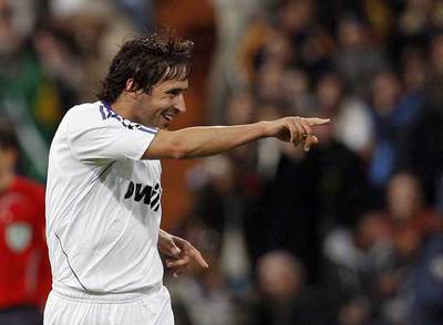 Raúl celebra su gol al Lazio.