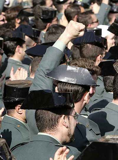 Protesta de guardias civiles en la Plaza Mayor de Madrid.