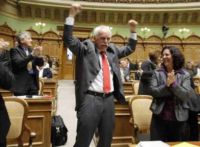 Diputados del Parlamento suizo celebran ayer el rechazo al nombramiento de Christoph Blocher.