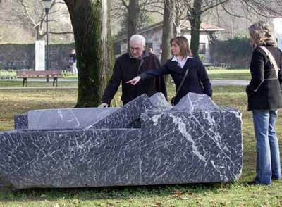 Esculturas sobre la hierba