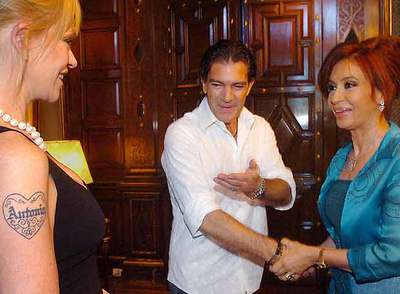 Antonio Banderas presenta a su esposa, Melanie, a la presidenta de Argentina, Cristina Fernández.