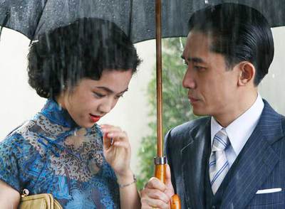 Tang Wei y Tony Leung, en una secuencia de  Deseo, peligro .