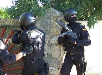 Varios policías, durante el asalto a una de las viviendas de la organización.