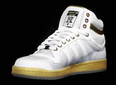 Adidas: canasta de tres puntos