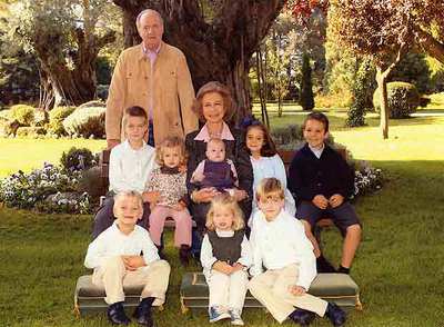 Los Reyes posan con sus nietos en los jardines del palacio de la Zarzuela.