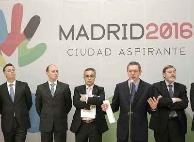 El alcalde, Alberto Ruiz-Gallardón, y miembros del patronato olímpico en la presentación de las sedes.