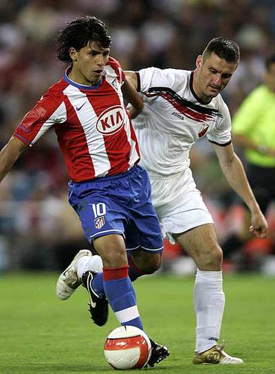 Agüero controla el balón ante un rival de la Vojvodina, en la UEFA.