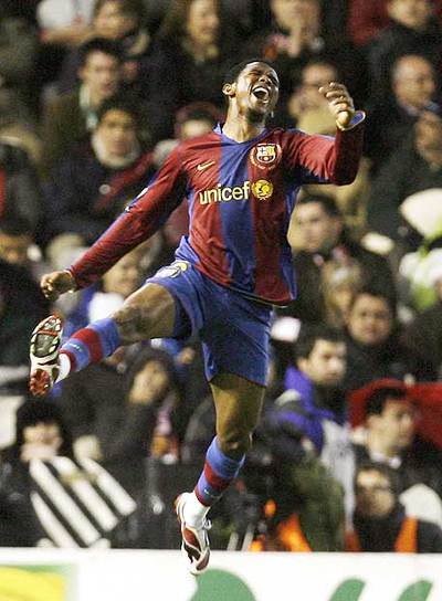 Eto'o festeja su primer gol al Valencia.