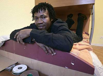 Ibrahim Rasheed, en la casa de acogida en la que trabaja, en Madrid.