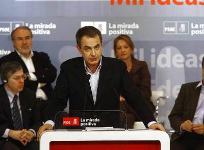 Rodríguez Zapatero se dirige al auditorio. Detrás, Pedro Solbes, los economistas Emilio Ontiveros y André Sapir, y la responsable de Economía del PSOE, Inmaculada Rodríguez-Piñero.