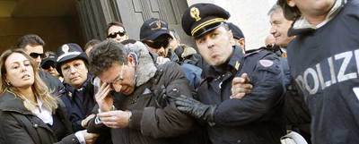 El jefe de la Camorra Edoardo Contini, rodeado de policías tras su detención, el viernes en Nápoles.