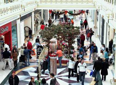 Ambiente de compras navideñas en el centro comercial madrileño Plaza Norte.