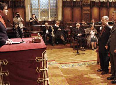 El alcalde de Barcelona, Jordi Hereu, casó el sábado a Jordi Petit, en segundo plano, con Yves Bohic. rnrnMiguel Barroso y Carme Chacón, ayer en Barcelona.