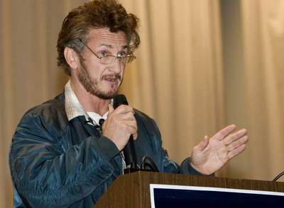 Sean Penn defiendo a su candidato.