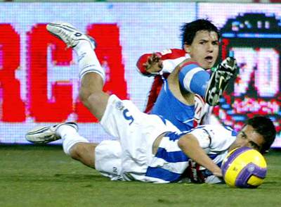 Agüero pelea por un balón con Edu Moya.