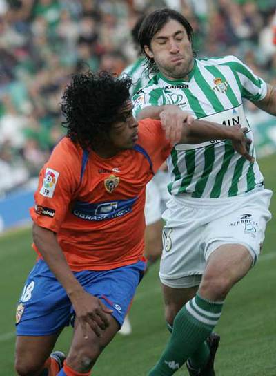 Acasiete pugna por el balón con Pavone.