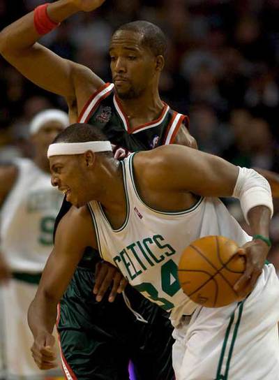 Pierce penetra ante Redd, de Milwaukee Bucks, el pasado viernes.