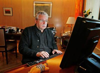 Joaquín Leguina, frente al ordenador del despacho desde el que escribe en su  blog .