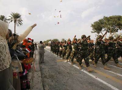 Un desfile de las tropas iraquíes durante la ceremonia de transferencia del control militar de la zona, ayer en Basora.